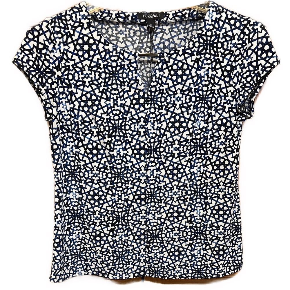 Women's Small Roz & Ali Navy Cream Geometric Keyhole Neck w Metal Accent Blouse